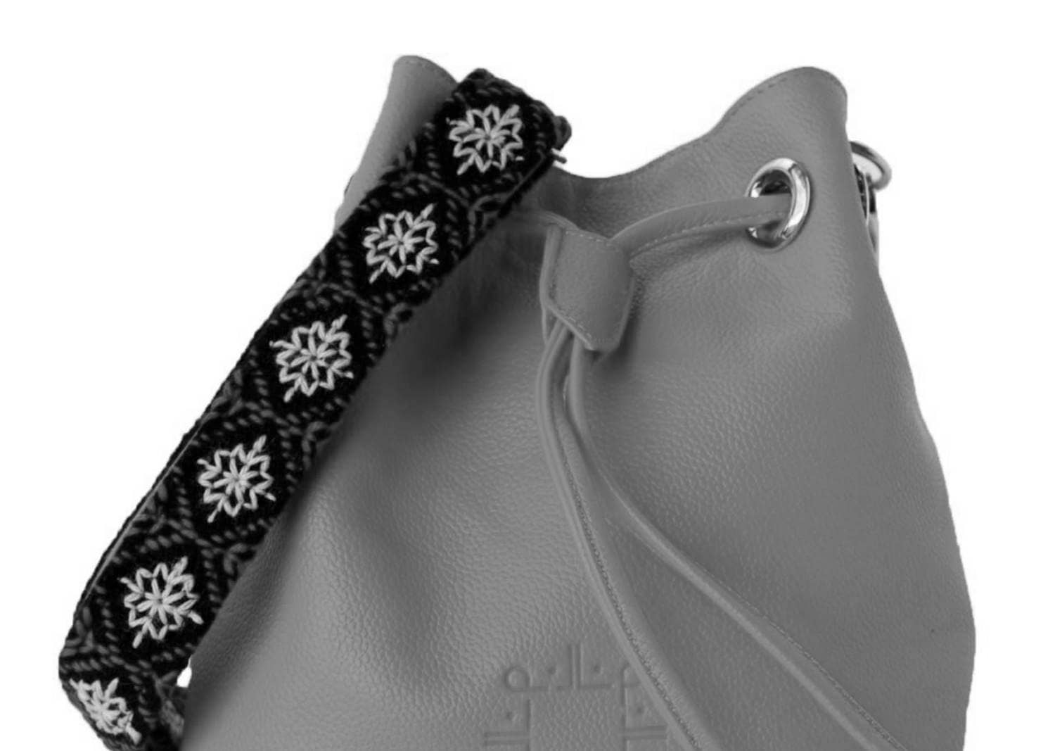 Bolsa de piel con flecos y bordado floral de chaquira