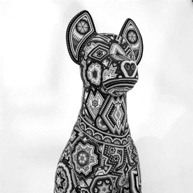 Escultura de perro cubierta con chaquira de arte wixárika