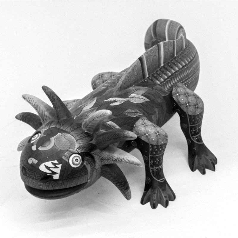 Alebrije de lagartija tallado en madera y pintado a mano